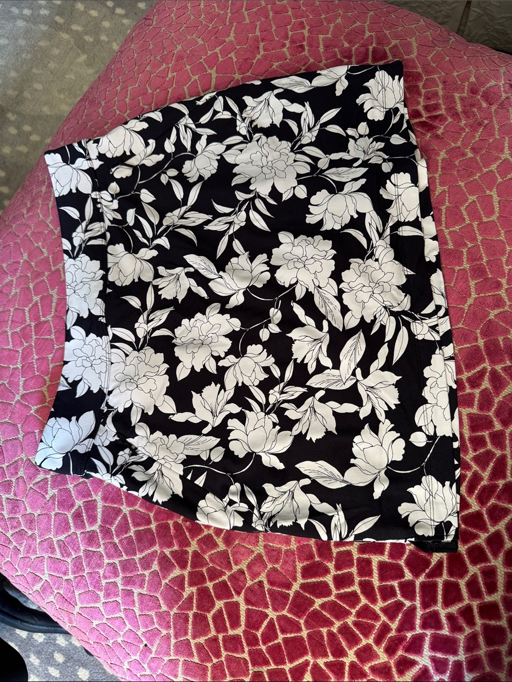 Tommy Bahama island zone Black and White Floral Skort